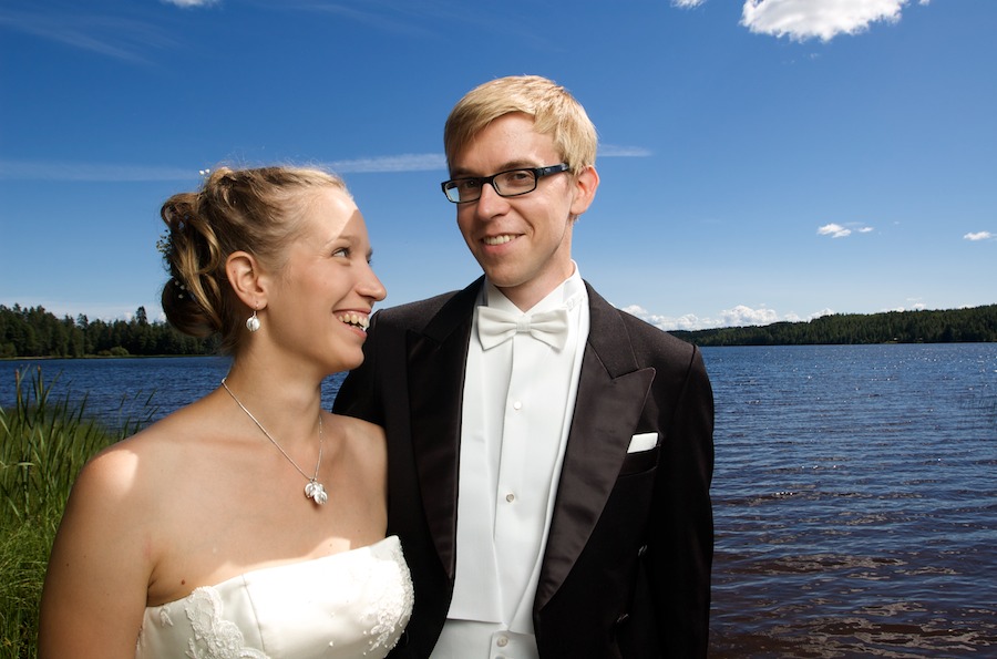 Martta ja Janne järven rannalla