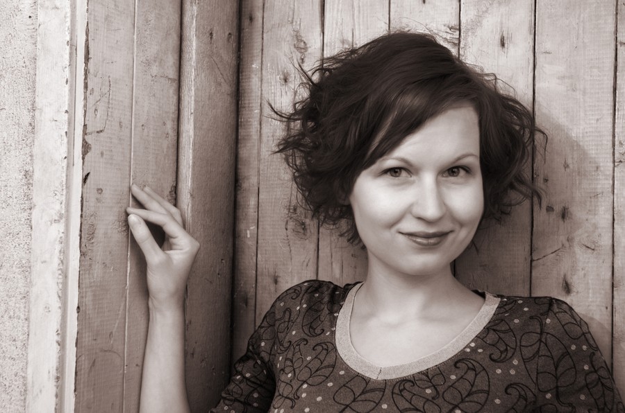 Leena vanhan puuoven edessä
