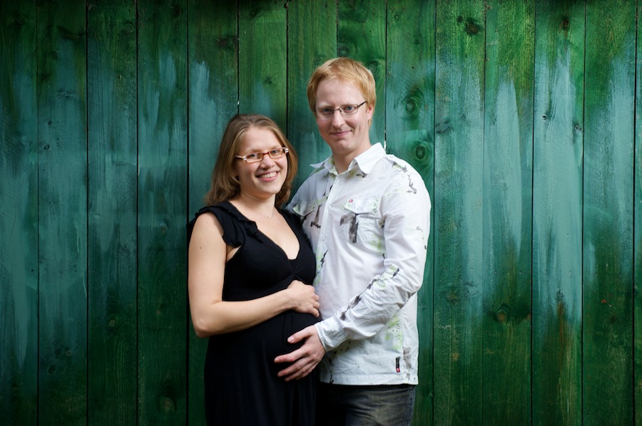Hanna ja Jukka vihreän venevajan edessä
