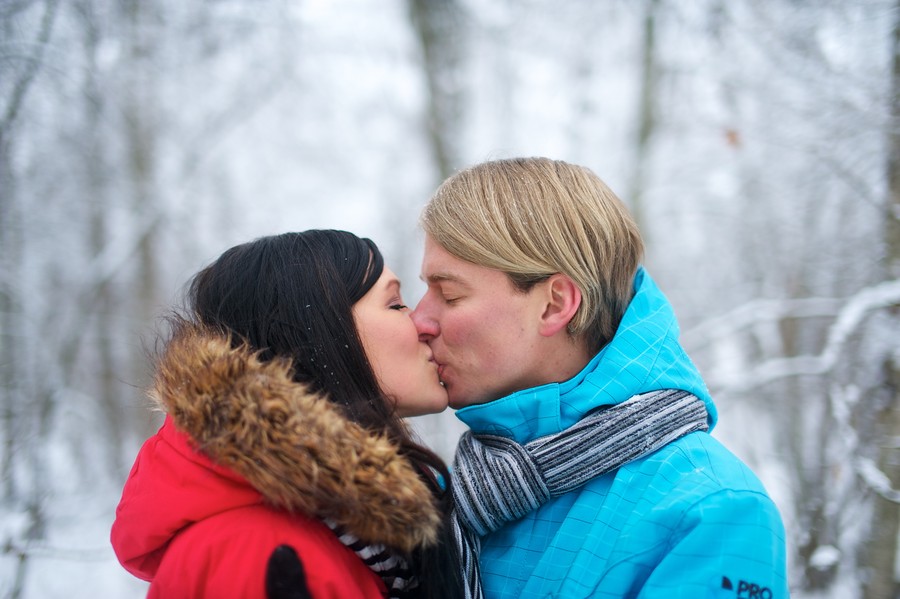 suudelma lumisessa metsÃ¤ssÃ¤
